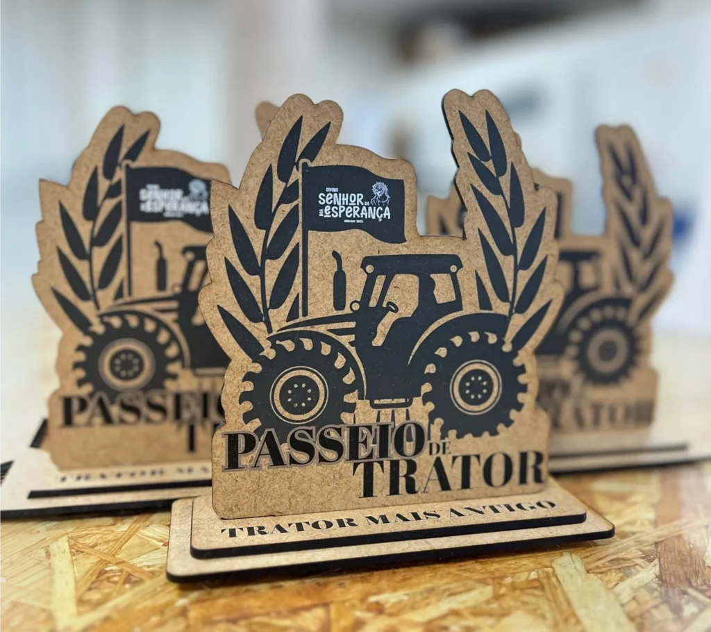 Trofeus em MDF 22Passeio de Trator22 Rabisco Divertido
